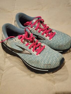 Brooks Ghost 14 Women's Running Shoes in Light Blue with Pink Laces. 7.5
